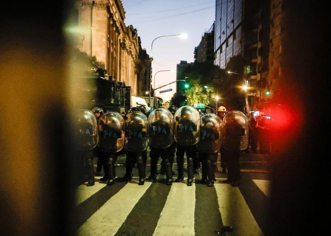 Milei militariza los alrededores del Congreso de Argentina ante las protestas y logra el aval para endeudarse con el FMI