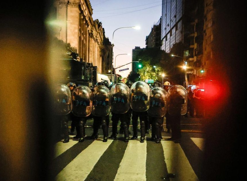 Milei militariza los alrededores del Congreso de Argentina ante las protestas y logra el aval para endeudarse con el FMI