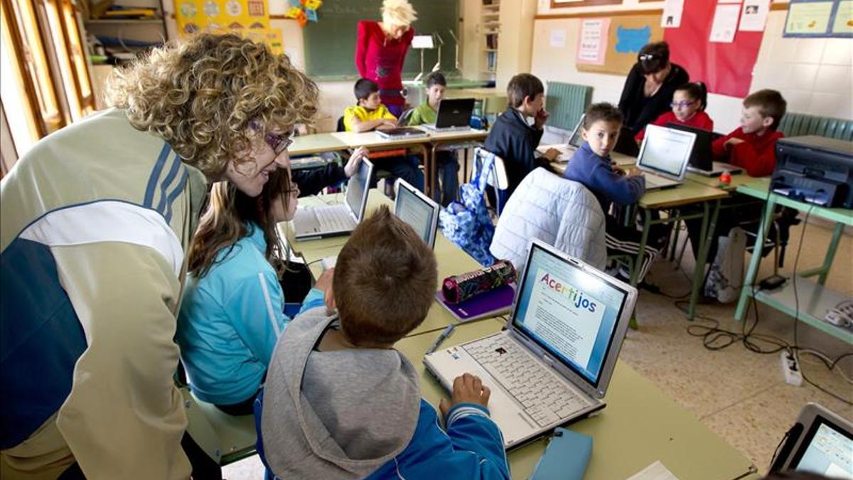 Ayuso amplía la prohibición del móvil en la escuela al uso individual de ordenadores y tabletas