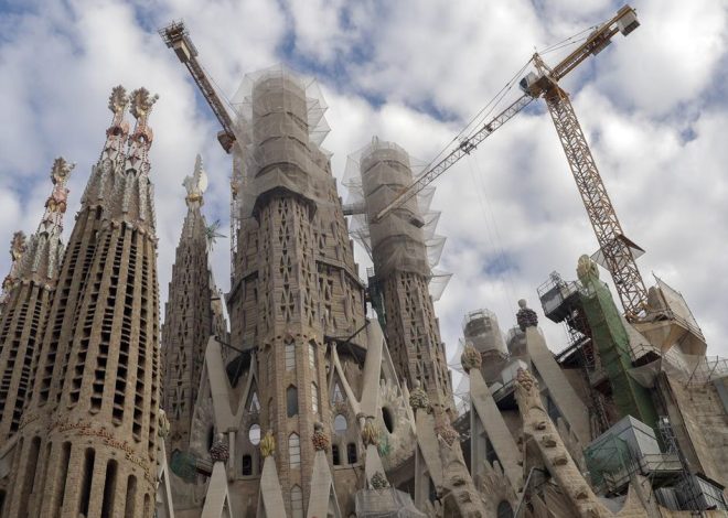 La Sagrada Familia pide a Miquel Barceló, Cristina Iglesias y Javier Marín una propuesta para su fachada principal