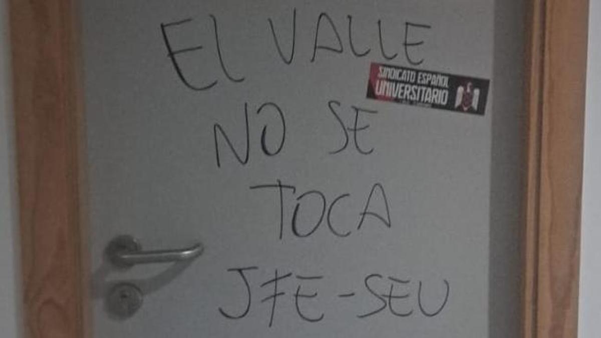 «El valle no se toca»: estudiantes falangistas intimidan y amenazan a un profesor de la Universidad de Sevilla