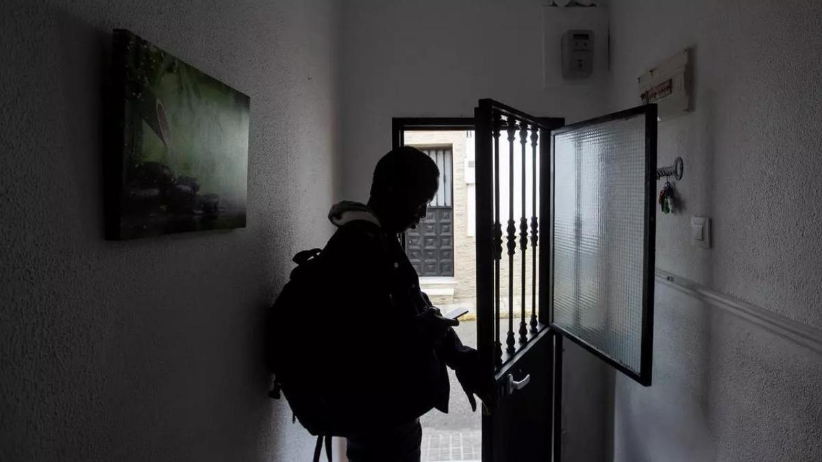 Los jóvenes enviados a Barcelona desde un centro de acogida de Tenerife: »Dentro de dos semanas no tendremos a dónde ir»