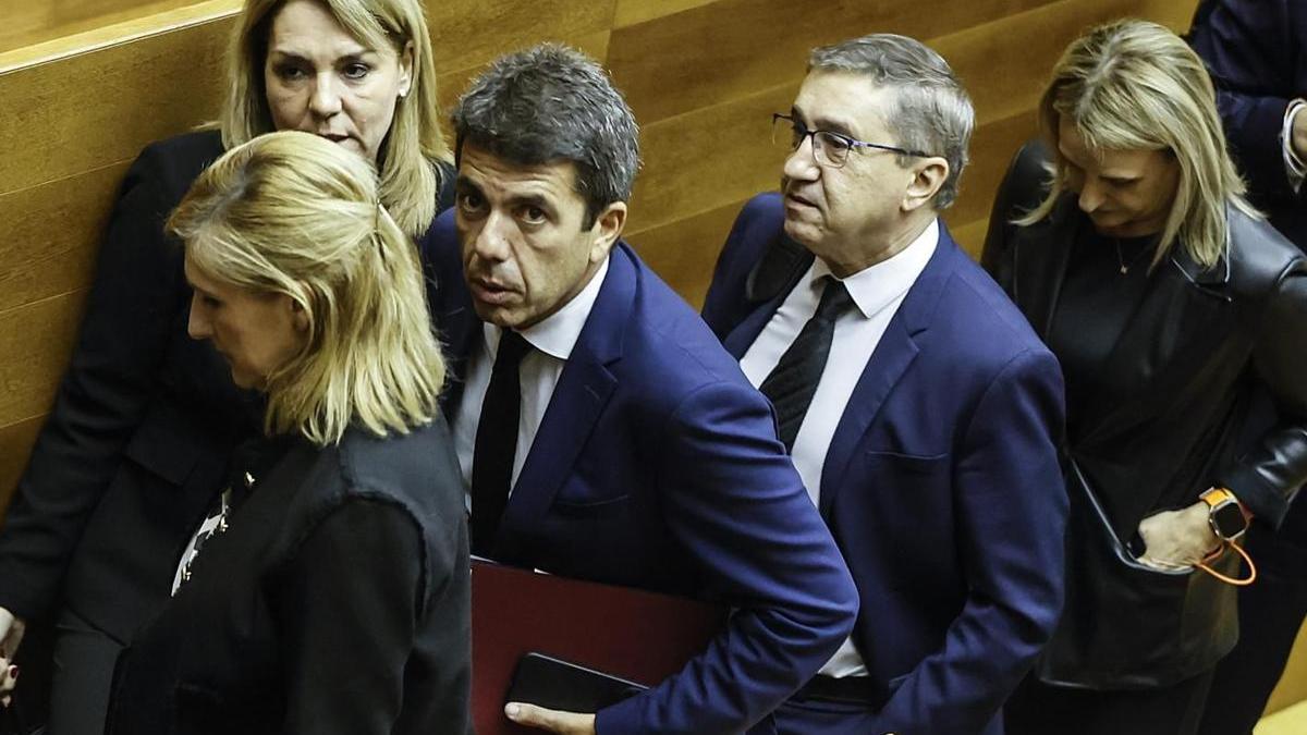 Nuevo revés para Mazón: el valenciano supera al castellano en la consulta lingüística que ha fracturado las escuelas