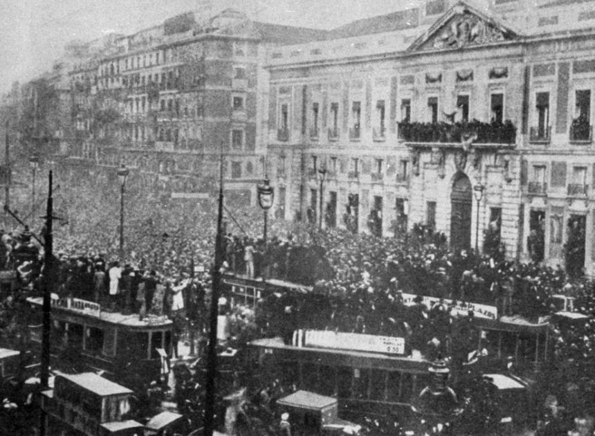 Un balcón a la memoria en la Puerta del Sol