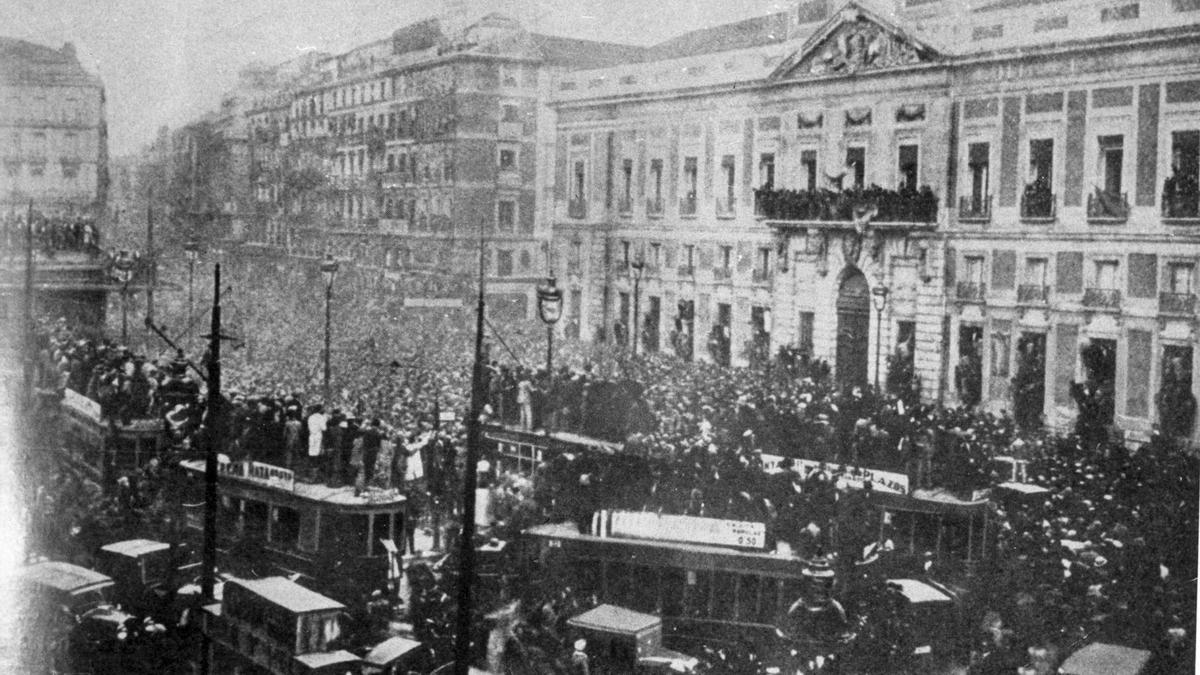 Un balcón a la memoria en la Puerta del Sol