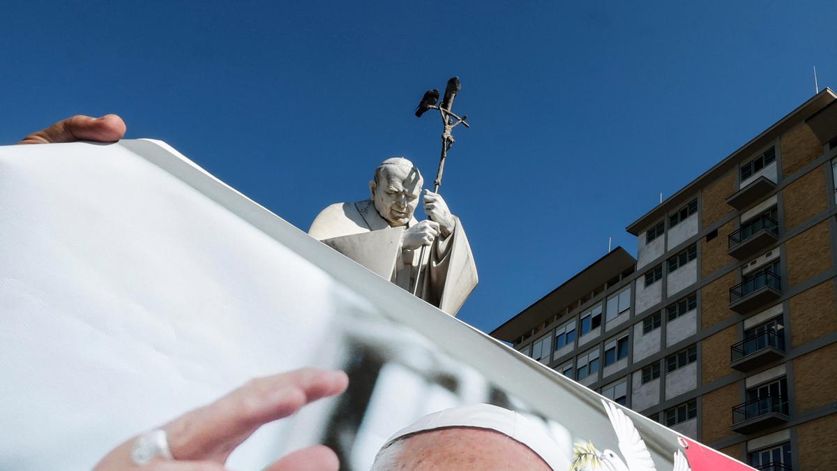 El Papa muestra una «ligera mejoría gradual», se ha mantenido estable y responde bien a la terapia