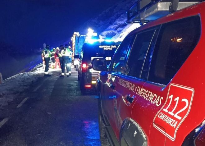 Fallecen cuatro jóvenes en un accidente de tráfico tras salirse de la vía y despeñarse por una ladera en el puerto de Lunada