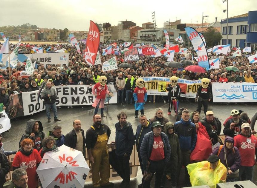 ‘Altri, non!’ por mar y tierra: miles de personas y más de 600 barcos colapsan A Pobra contra la macrocelulosa