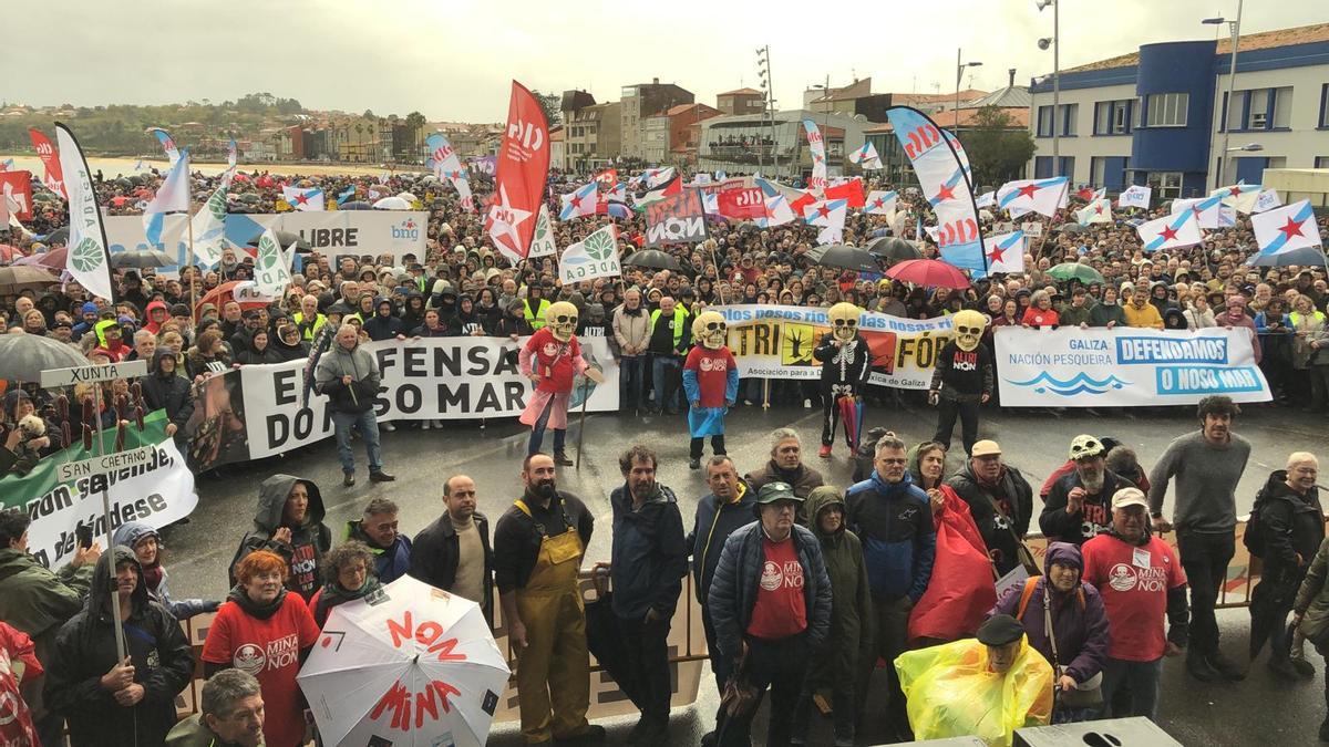 ‘Altri, non!’ por mar y tierra: miles de personas y más de 600 barcos colapsan A Pobra contra la macrocelulosa