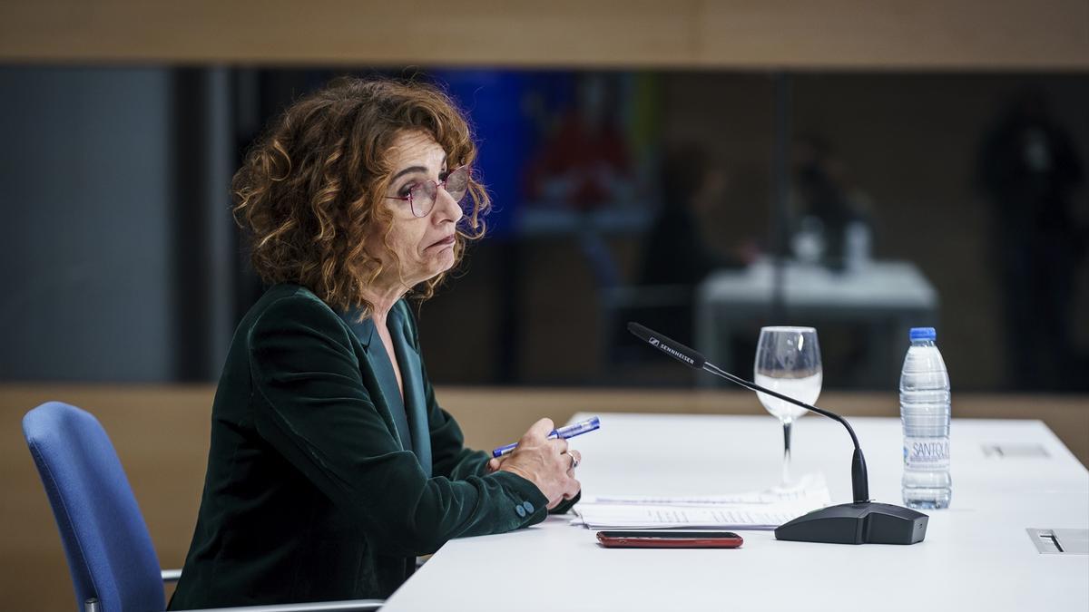 El Gobierno sigue retrasando el aumento de los pagos a las comunidades y las ayudas al coche eléctrico