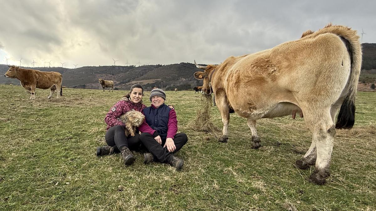 Meri Llano, la ganadera con la cabaña ecológica más guapa de Asturias, cuida 170 vacas y 30 burras en sierra de Illano