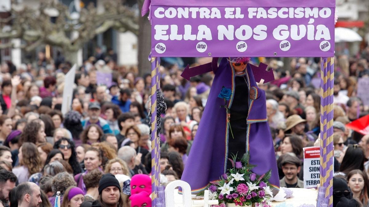 Una cofradía religiosa denuncia por delito de odio la exhibición de una Virgen de Covadonga ‘queer’ el 8M en Gijón