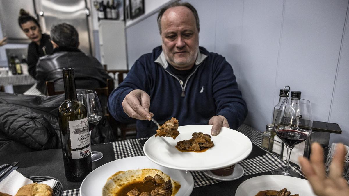 Callos para desayunar, domingueros y porrón: la tradición del ‘esmorzar de forquilla’ vive una segunda juventud