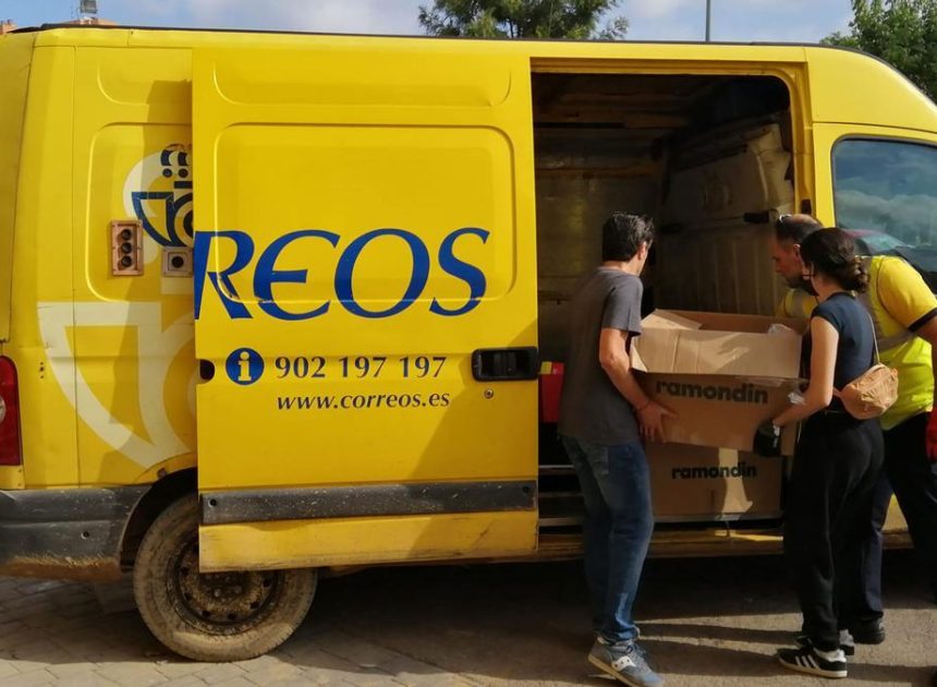 Correos alcanza un nuevo acuerdo con los sindicatos para garantizar el empleo y reubicar a 800 trabajadores de los centros que cerrará en 2025