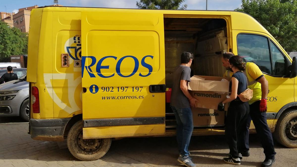 Correos alcanza un nuevo acuerdo con los sindicatos para garantizar el empleo y reubicar a 800 trabajadores de los centros que cerrará en 2025