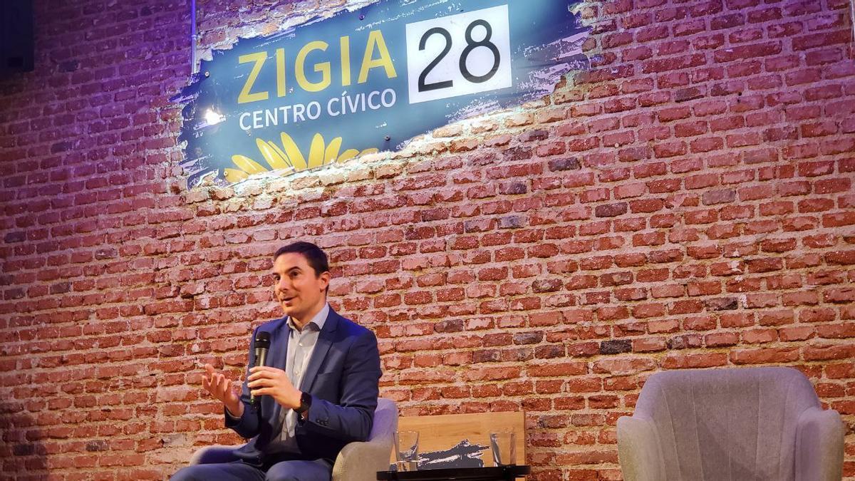 Lobato reaparece en un acto vecinal y se abre a volver a pelear por el liderazgo del PSOE de Madrid: «En política no descartamos nada»
