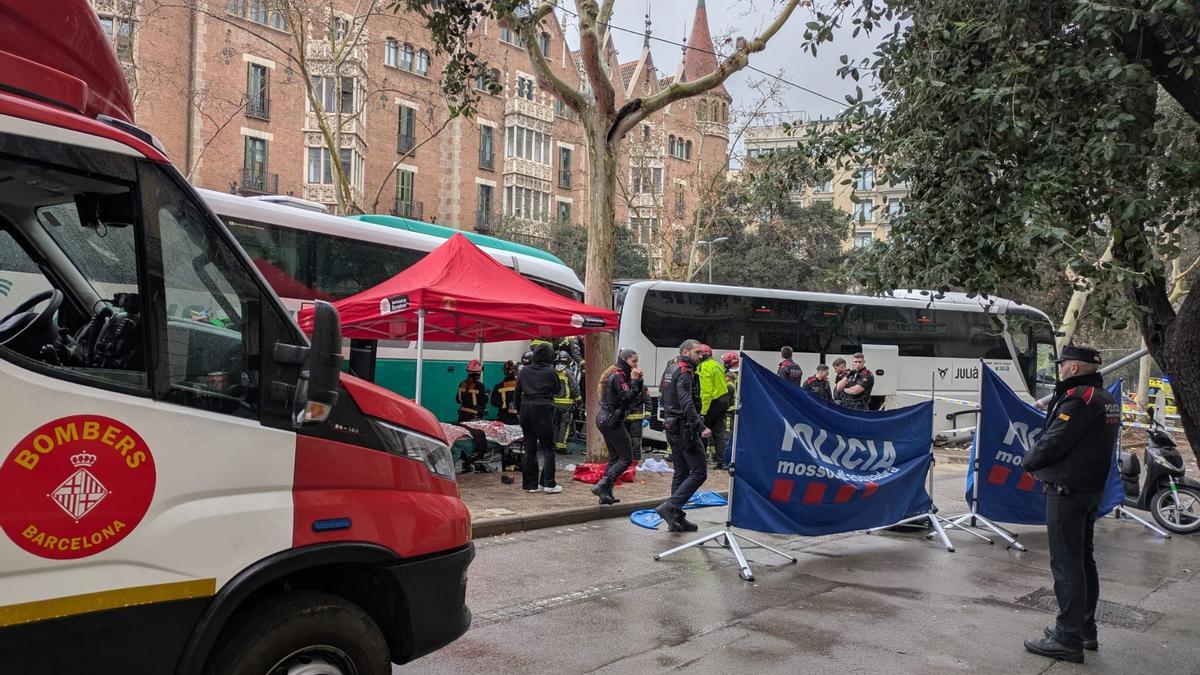 Una treintena de heridos, cuatro de ellos críticos, en un choque de autocares en el centro de Barcelona