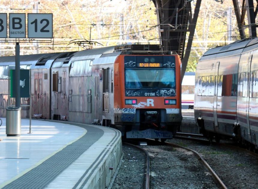 Trenes suprimidos y retrasos a primera hora en Catalunya pese a la desconvocatoria de la huelga