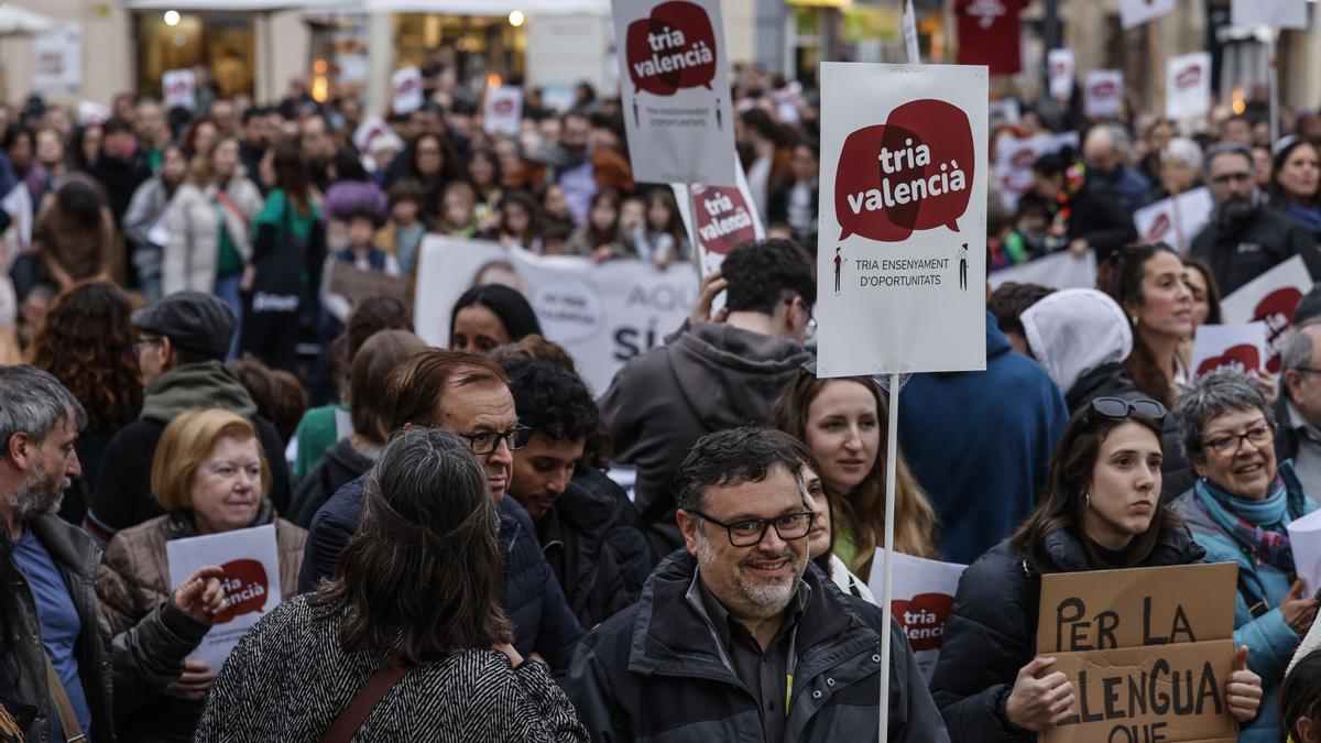 El resultado de la fallida consulta lingüística de Mazón siembra el caos en la educación pública valenciana