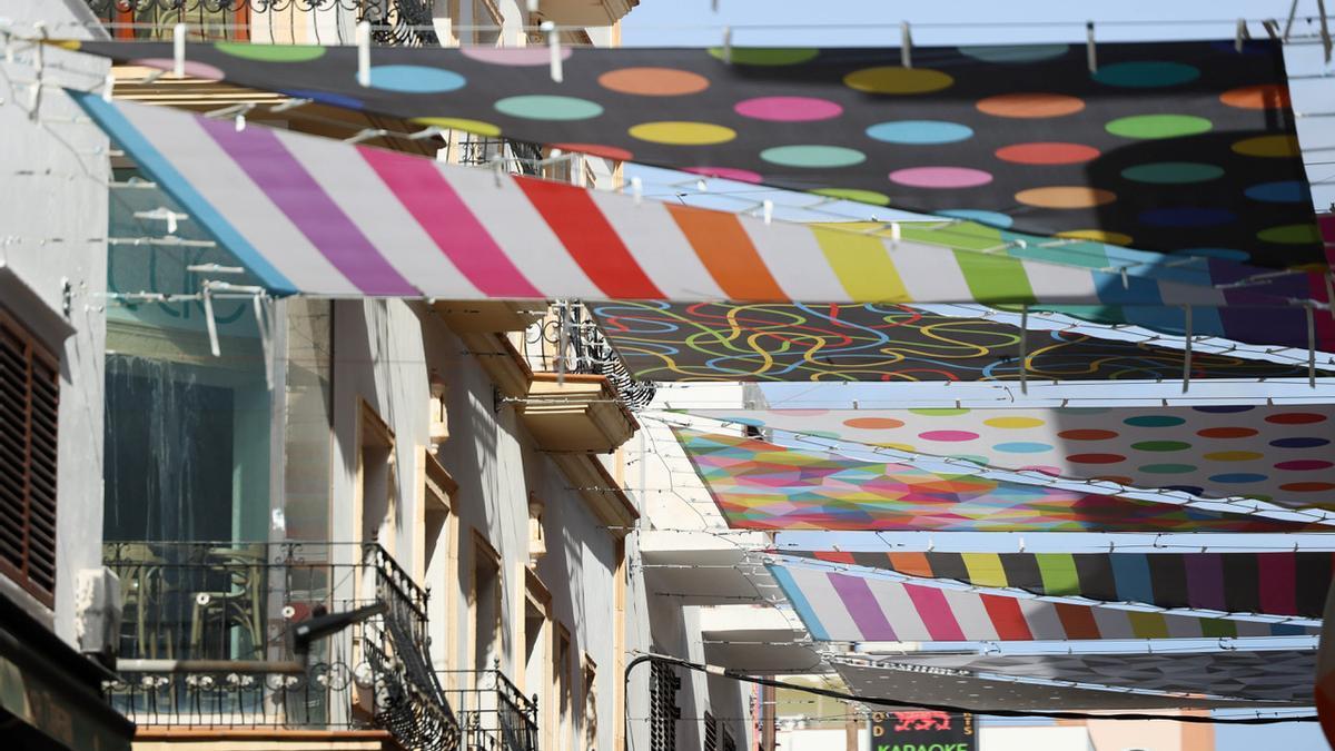 Una calle multicolor de 371.000 euros para echar a los hooligans preocupa a los vecinos de Ibiza: «Subirá el alquiler»