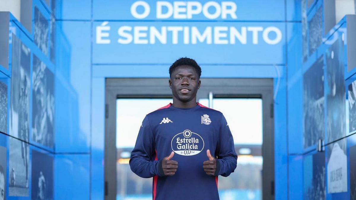 El Deportivo denunciará «al más alto nivel» los insultos racistas que provocaron un ataque de ansiedad a un futbolista de su filial