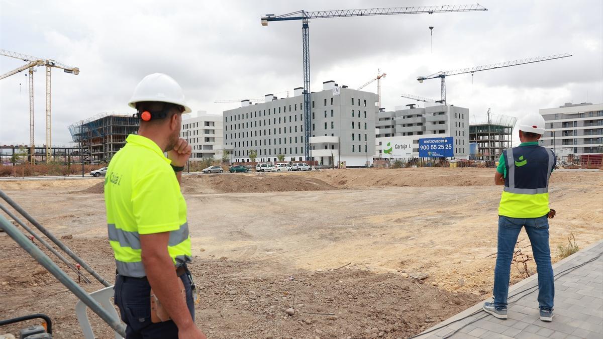 El empleo acelera en febrero con 100.000 trabajadores más y una caída del paro de 6.000 personas