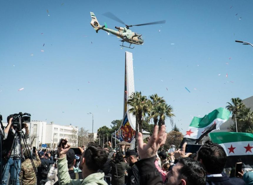 Siria conmemora la revolución por primera vez desde la caída de Al Asad: «Los helicópteros militares hoy lanzan mensajes de paz»