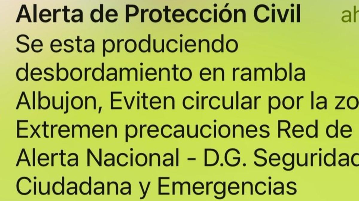Buscan a un hombre arrastrado por la corriente tras el desbordamiento de una rambla de Lorca