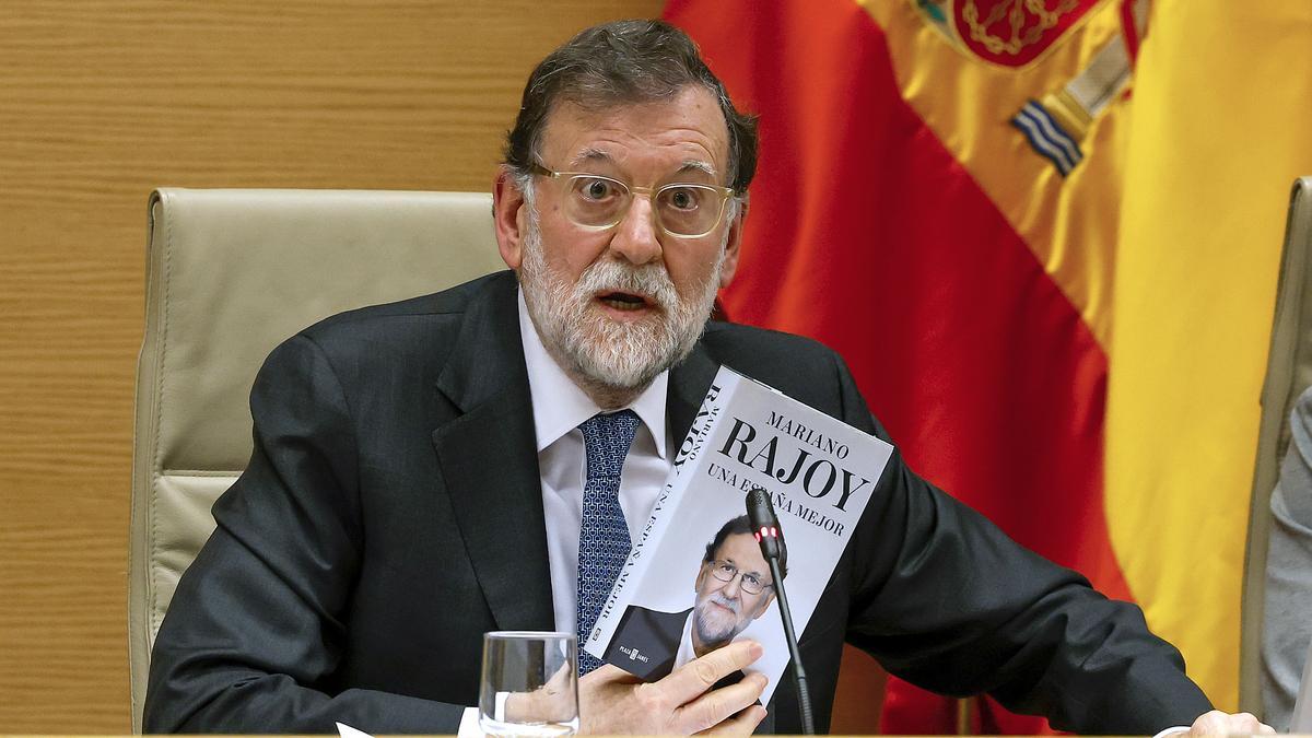 Rajoy aparca la retranca por un día para dejarse llevar por la furia