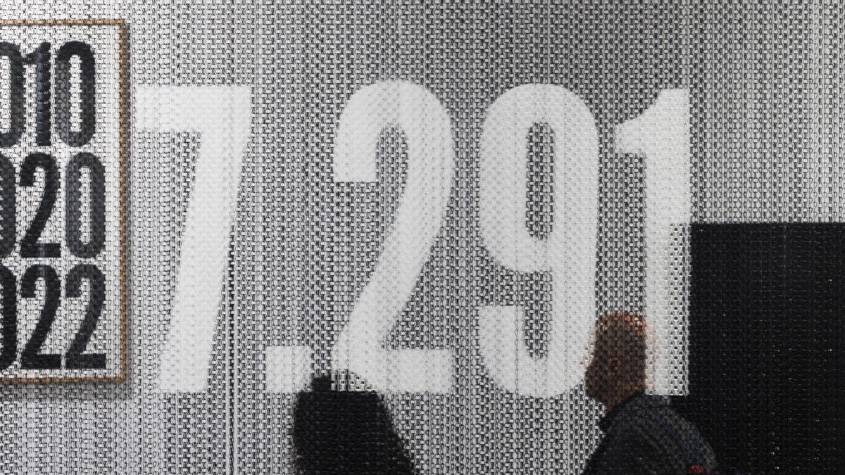 Ayuso inaugura ARCO sin visitar ‘7.291’, la obra que recuerda las muertes en las residencias durante la pandemia