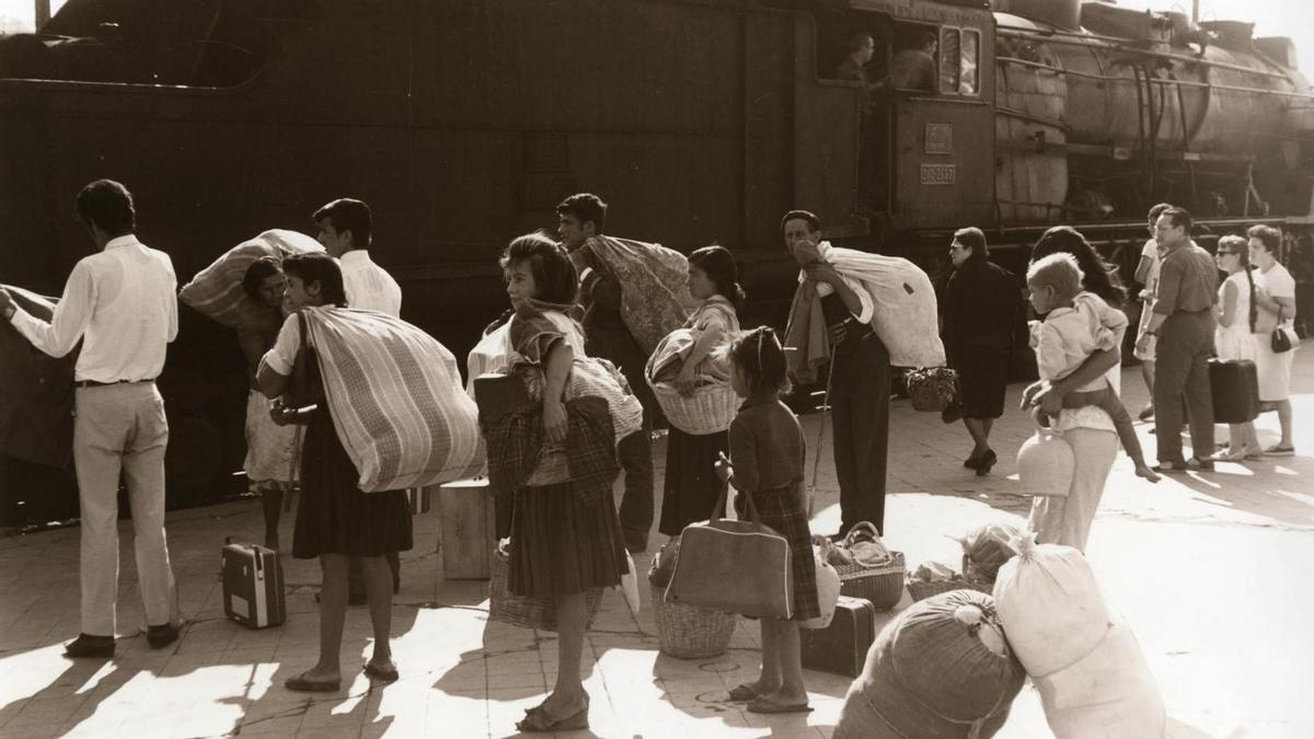 Las deportaciones internas de Franco: expulsó a decenas de miles de migrantes desde Barcelona a sus regiones