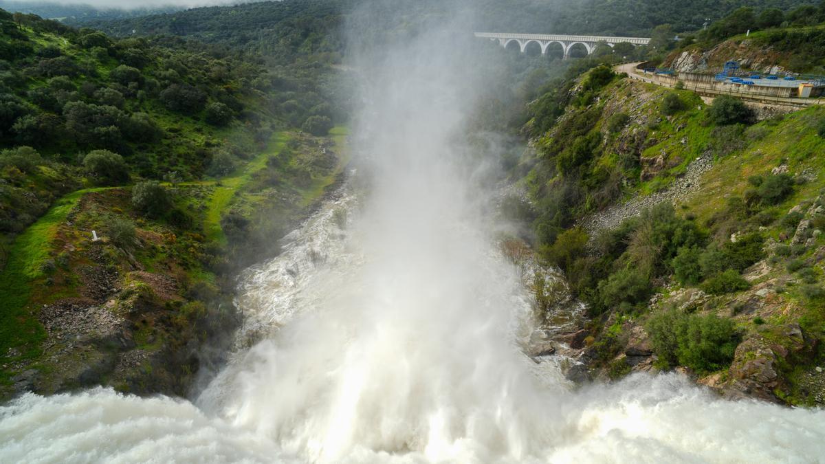 Casi 40 embalses liberan agua tras las lluvias en Andalucía con aviso rojo en dos sevillanos por posible desbordamiento