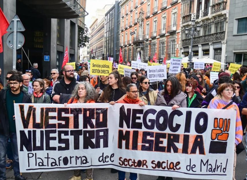 Decenas de colectivos se manifiestan en Madrid en defensa de los servicios públicos: “Son la mejor herramienta para asegurar la redistribución de la riqueza”