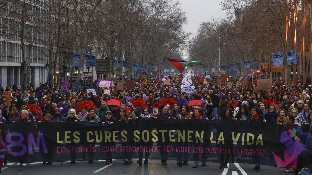 Masiva marcha feminista en Barcelona por el 8M: «Los cuidados sostienen la vida»