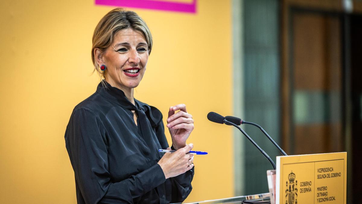 Yolanda Díaz defiende que la red eléctrica es «un sector estratégico que debe estar en manos públicas»