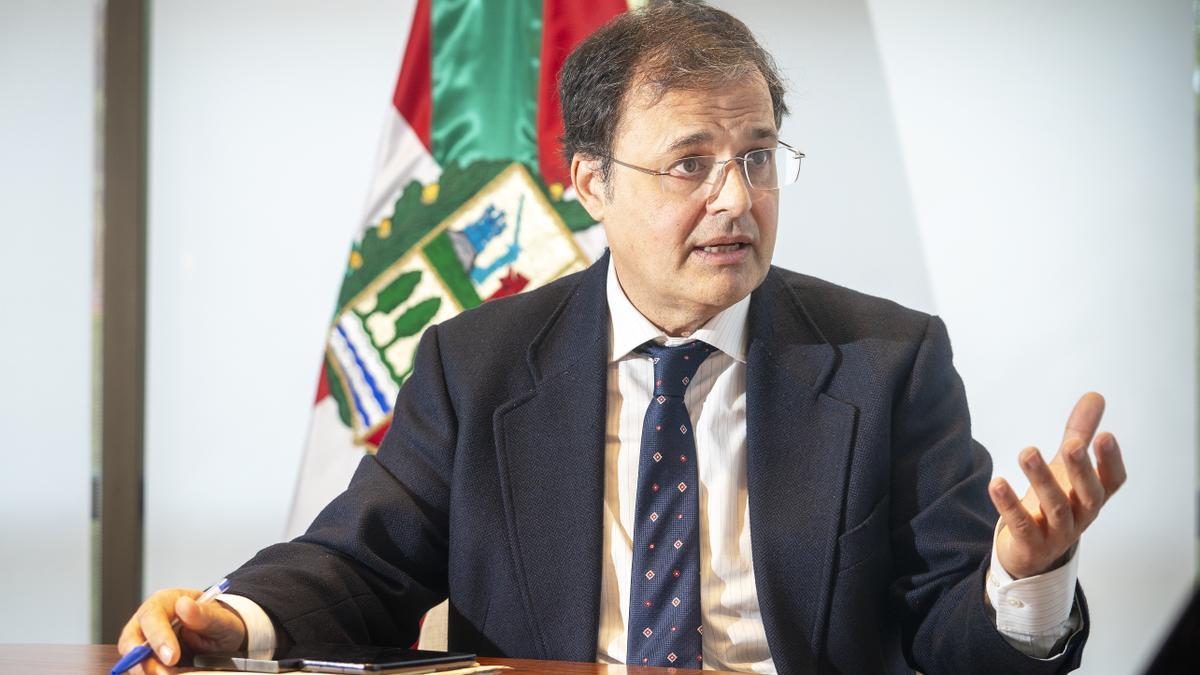Alberto Martínez, consejero vasco de Salud: «No hay médicos y la única opción que nos deja el Ministerio es competir entre comunidades»