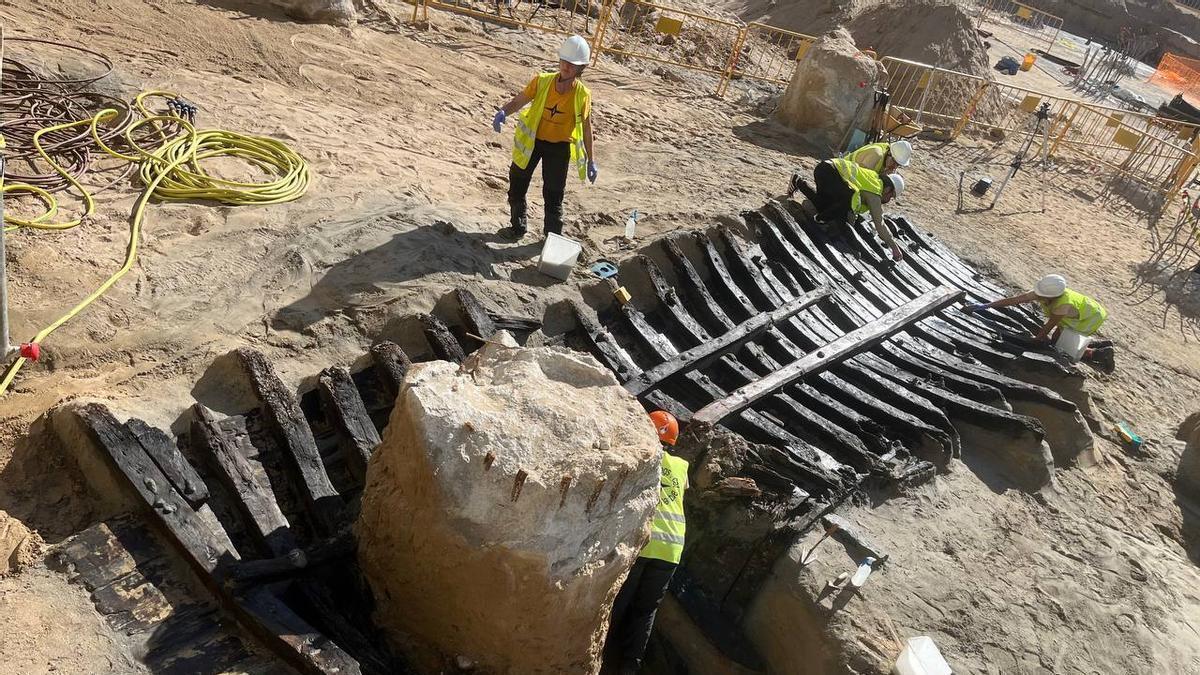 Hallan en unas obras en Barcelona los restos de un barco hundido hace 500 años