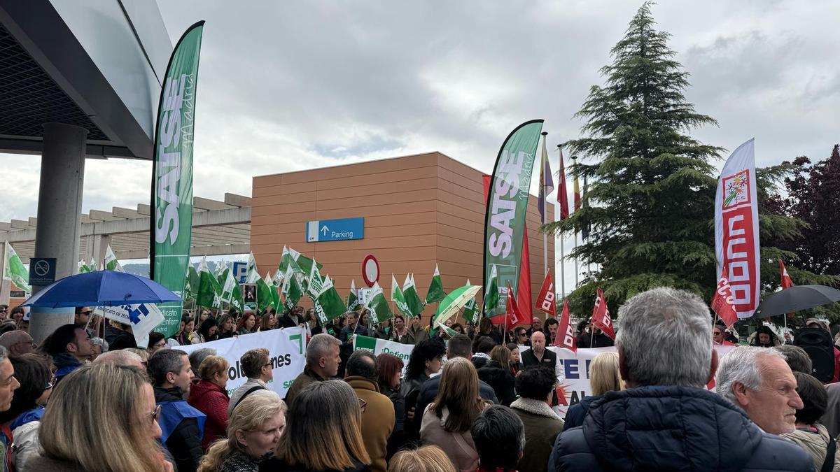 Sanitarios del hospital de Torrejón protestan contra la empresa que gestiona el centro: «Explota al personal»