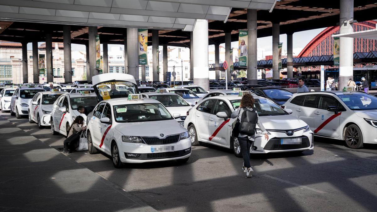 Taxis, VTC y hoteles, entre arrimar el hombro o hacer caja con el apagón: «Es una cuestión personal»