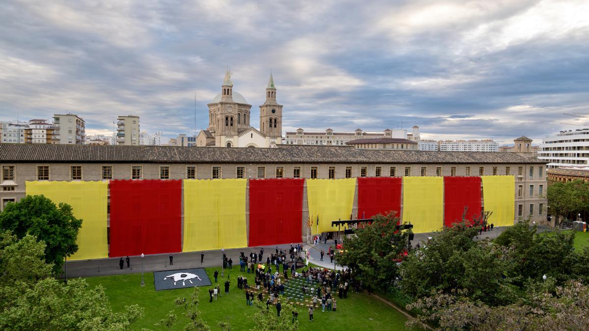 Azcón despliega una bandera aragonesa de 2.000 metros cuadrados «frente a las comunidades que buscan la desigualdad»