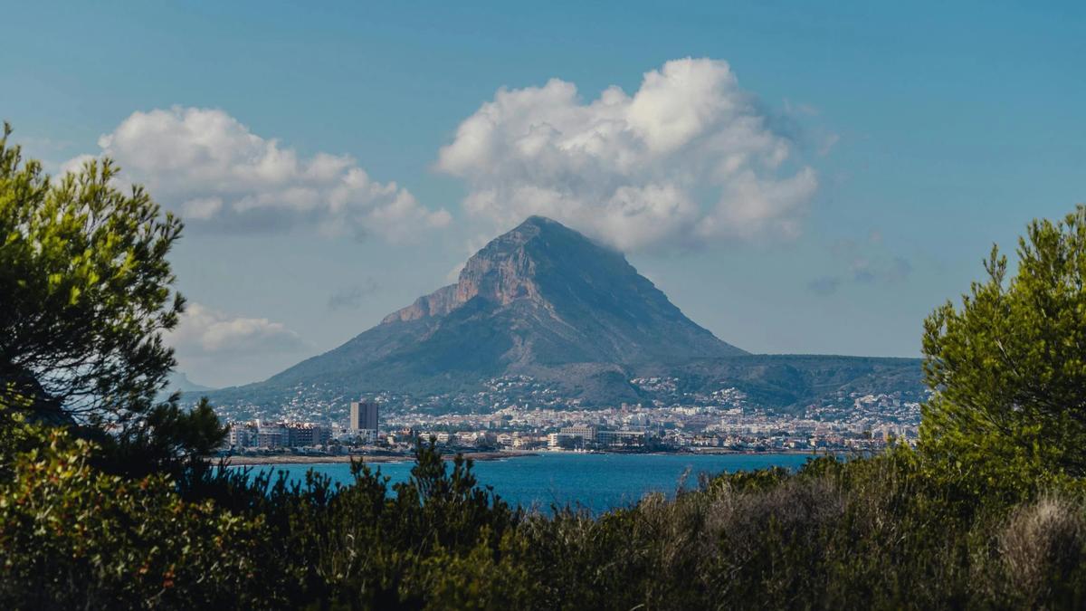 El bonito enclave costero que combina playas de aguas cristalinas con un pintoresco casco histórico