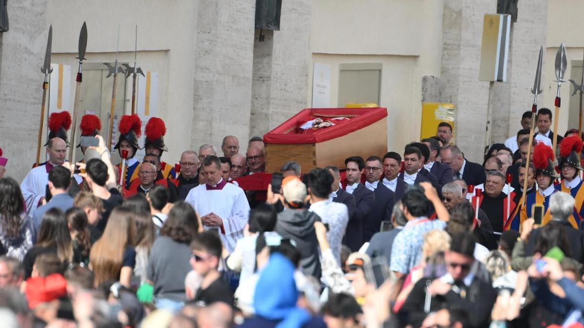 El cuerpo del Papa viaja de Santa Marta a San Pedro para exhibirse tres días ante los fieles