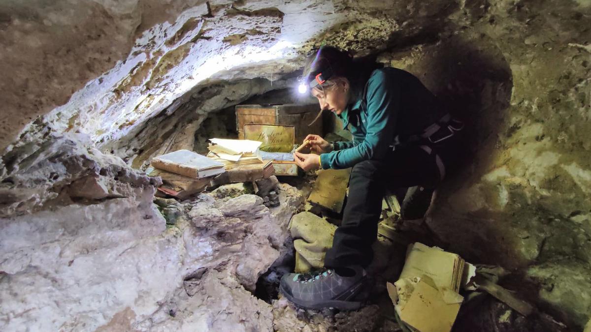 Cantabria rescata los objetos de la cueva de los embocados de la Brigada Machado descubierta en Liébana