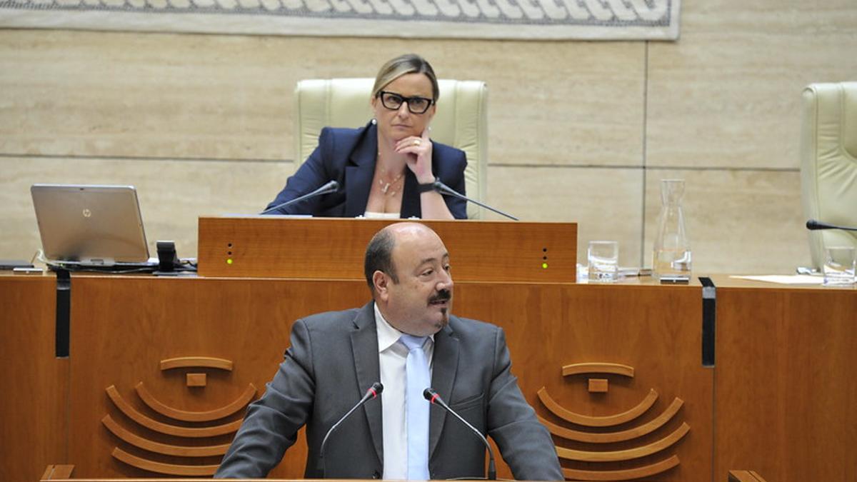 La perla machista de un diputado extremeño de Vox hablando de economía: «Hasta una señora de letras lo entiende»