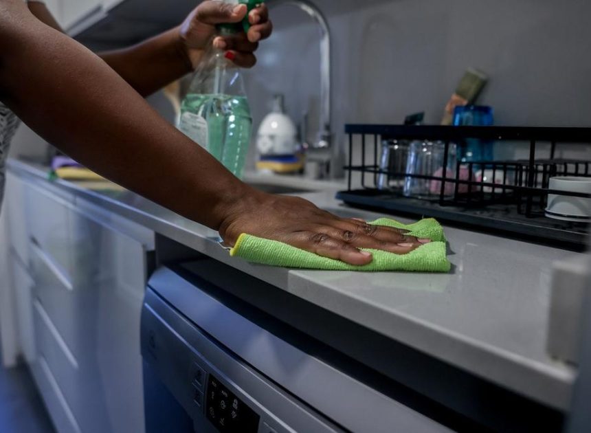 Los hogares tienen que prevenir los riesgos laborales de sus trabajadoras domésticas desde el 14 de noviembre