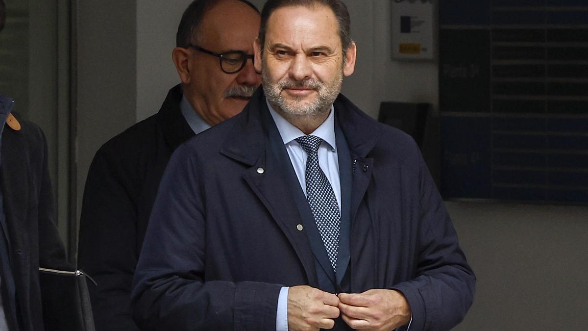 Ábalos reconoce que distribuyó parte de los mensajes con Sánchez para demostrar que no se le cesó por corrupción