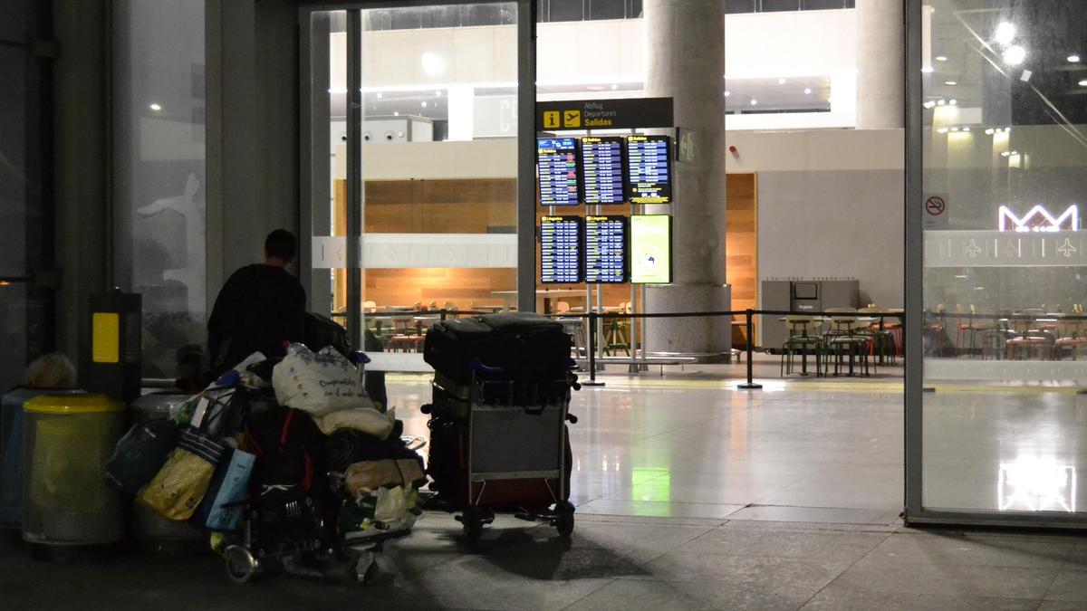 Veinte años durmiendo bajo el techo del aeropuerto de Málaga: «La vida podría ser peor»