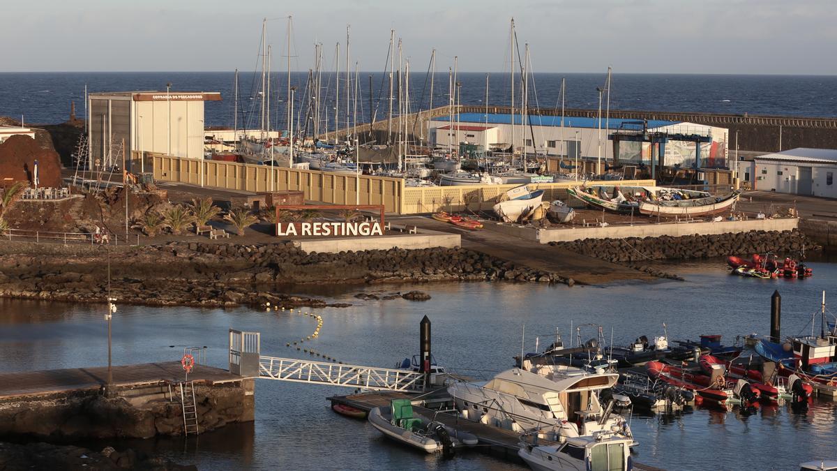 Vuelca un cayuco a su llegada al puerto de La Restinga: hay dos mujeres muertas y una niña con heridas graves