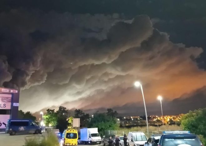 Confinados cinco municipios catalanes por el incendio de una fábrica de productos químicos