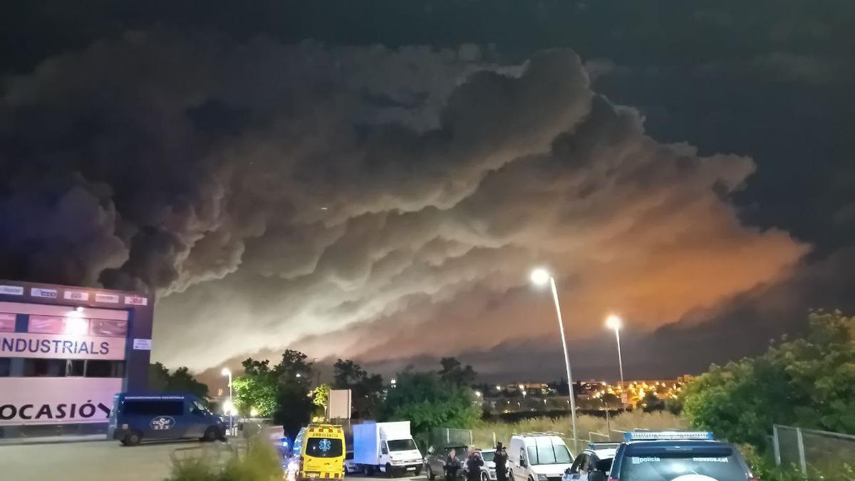 Confinados cinco municipios catalanes por el incendio de una fábrica de productos químicos